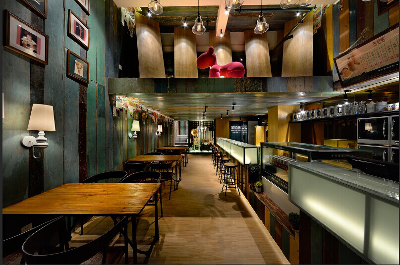 　　餐廳裝修是至關(guān)重要的，許多顧客消費不單純就是來吃東西，有時候喜好一個良好的飲食環(huán)境。餐廳的裝修必須要有藝術(shù)創(chuàng)意風(fēng)格的講究這樣才能博人眼球吸引顧客，隨著著中國社會經(jīng)濟的高速發(fā)展，有部分中國人都越來越崇媚揚外，藝術(shù)時尚風(fēng)格都偏向國外，什么西餐廳、壽司店、披薩店等等。在中國會有很多特色的西餐廳，不僅吸引外國客人，大多數(shù)還是吸引的中國客人，中國人喜歡這種對外國文化風(fēng)情的新鮮感，都想嘗試一下外國美食和文化。中國就有龐大的消防者群體，許多外國和中國投資者都開始了自己的創(chuàng)業(yè)之夢，特色餐廳現(xiàn)在也逐漸成為主流形式，餐廳的裝修需求也越來越多，下面華發(fā)小編帶您了解一下特色餐廳裝修要點。